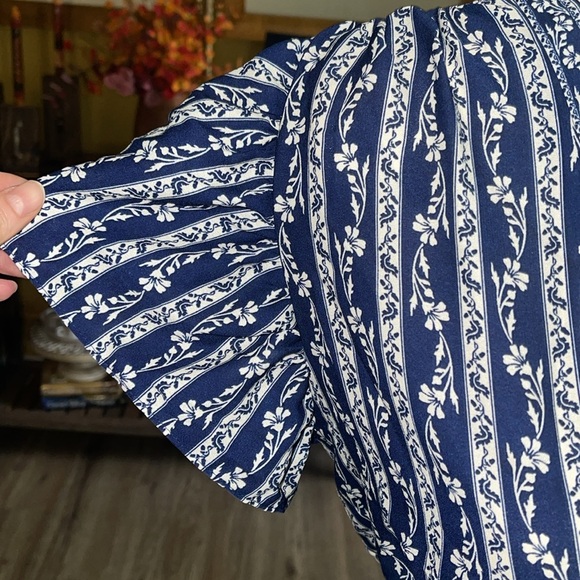 NWT - Max Studio - Crepe V Neck Flutter Sleeve Peplum Blouse - M - Picture 7 of 9